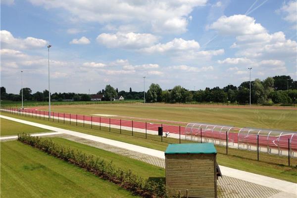 Aménagement d'un complexe sportif avec terrain de football synthétique et 2 terrains en gazon naturel, piste d'athlétisme et piste Finlandaise - Sportinfrabouw NV